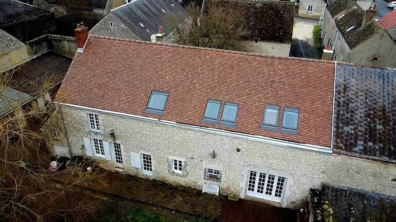 freecompress-reduite Artisan en travaux de couverture dans le Loiret
